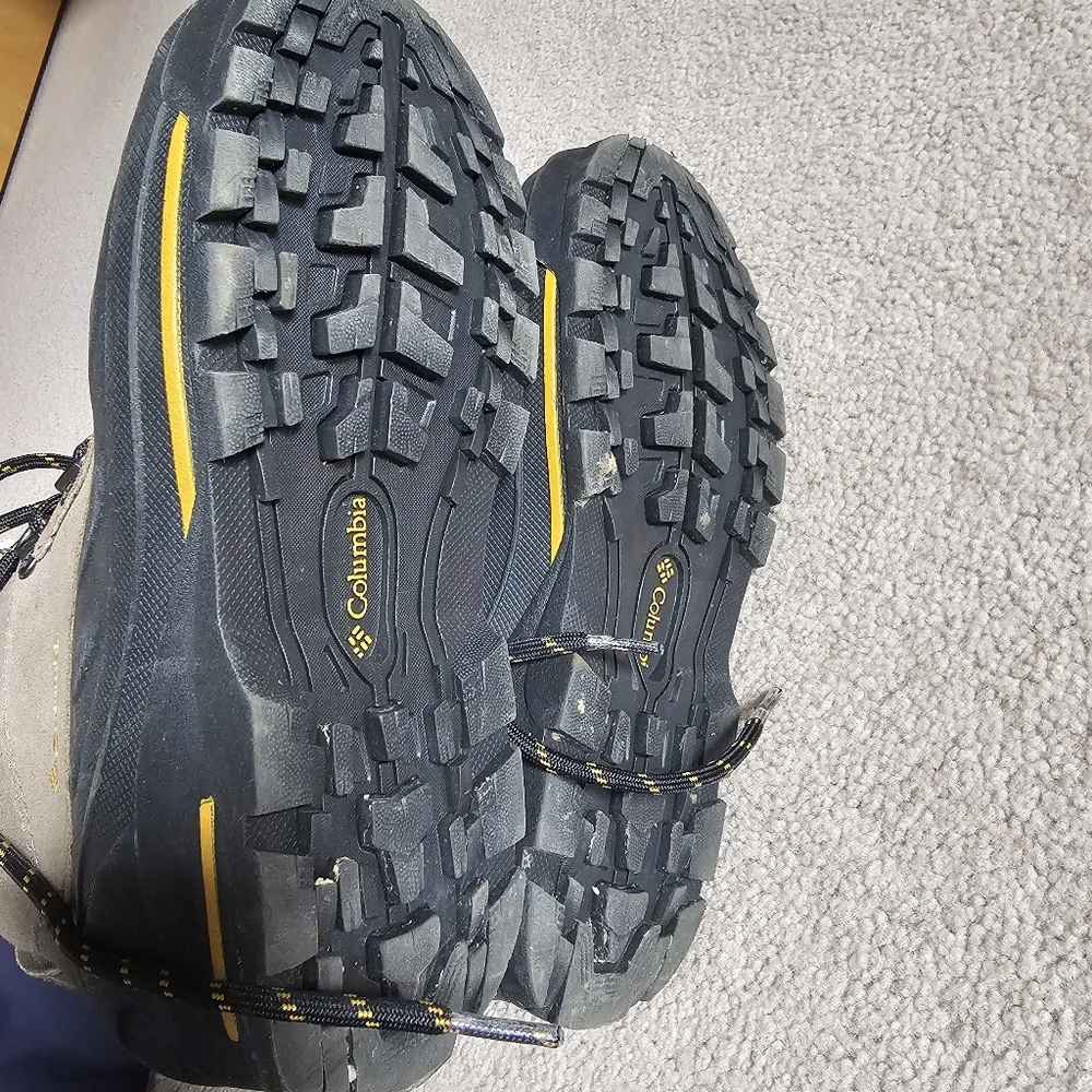 Columbia womens Bugaboo Brown and Black Hiking Boots - Picture 2 of 5